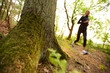 Junge Frau beim Joggen im Wald