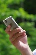 スマートフォンを持つ手