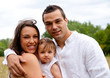 jeune couple amoureux et leur bébé