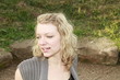 Lachende Blondine im Seitenprofil