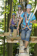 Familie im Waldseilpark