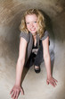 Blondine in einer Röhre Blondine in einer Röhre
