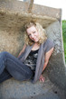 Blondine in einer Baggerschaufel Blondine in einer Baggerschaufel