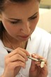Dental Techniker bei Keramik schichten