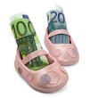 Foto: Kinderschuh mit Euroscheinen Kinderschuh mit Euroscheinen