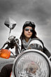 Motorradfahrerin mit Fliegerbrille und Helm Motorradfahrerin mit Fliegerbrille und Helm