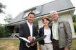 Foto: Real-estate agent with senior couple buying new house Real-estate agent with senior couple buying new house