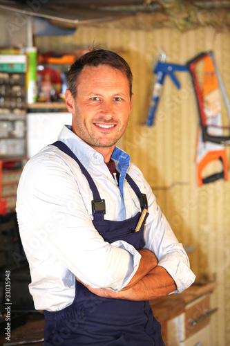 Foto: Portrait of joiner in workshop Portrait of joiner in workshop