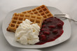 Waffeln mit heißen Kirschen und Sahne