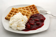 Waffeln mit heißen Kirschen und Sahne