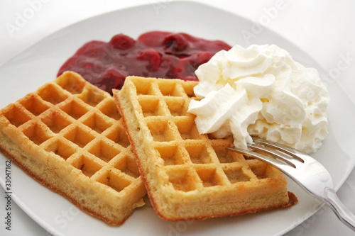 Foto: Waffeln mit heißen Kirschen und Sahne Waffeln mit heißen Kirschen und Sahne