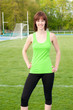 Junge sportliche Frau auf einem Sportplatz Junge sportliche Frau auf einem Sportplatz