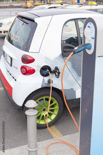 Photo: Elektroauto vor dem Berliner Hauptbahnhof Elektroauto vor dem Berliner Hauptbahnhof
