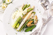 Spargel mit Kartoffeln und Zuckerschoten