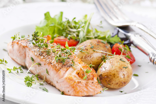 Foto: Lachssteak mit Gemüse Lachssteak mit Gemüse
