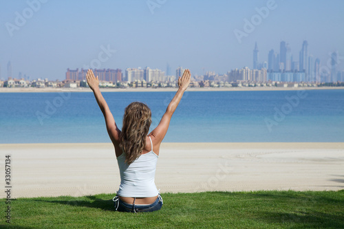 Photo: Donna sulla spiaggia di Dubai Donna sulla spiaggia di Dubai