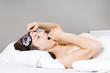 Frau gähnt im Bett
