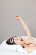 Frau streckt sich im Bett