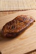 Gebratene Entenbrust auf Holzbrett
