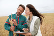 Foto: Agronomist with farmer looking at wheat ears Agronomist with farmer looking at wheat ears