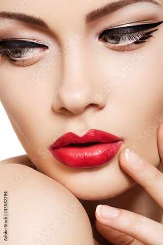 Foto: Sexy model with glamour lips make-up, eye arrow, purity skin Sexy model with glamour lips make-up, eye arrow, purity skin