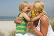 Mutter und Kind lachen