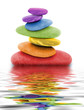Foto: zen regenbogen kieselsteine im wasser zen regenbogen kieselsteine im wasser