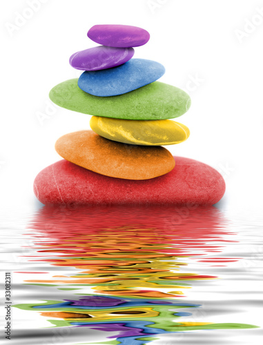 zen regenbogen kieselsteine im wasser zen regenbogen kieselsteine im wasser