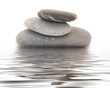 zen kieselsteine im wasser