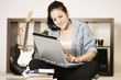 junge Frau zuhause online