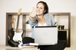 junge Frau zuhause online