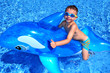 Kind mit Delphin