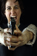 frau mit waffe