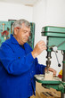 Foto: Schreiner an einer Bohrmaschine Schreiner an einer Bohrmaschine