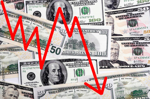 Photo: Amerikanische Banknoten mit sinkendem Pfeil Amerikanische Banknoten mit sinkendem Pfeil