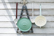 alte Schöpfkellen und Deckel