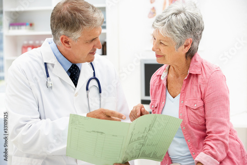 Foto: Doctor with female patient Doctor with female patient