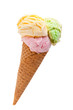 Eistüte mit drei Sorten echtem Eis diagonal