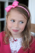 Tendre regard malicieux (fillette 6-7 ans)