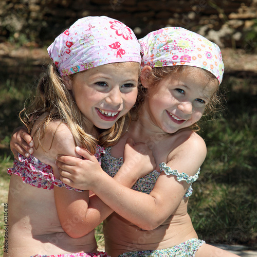 Photo: 2 soeurs en maillot de bain au soleil à la campagne 2 soeurs en maillot de bain au soleil à la campagne