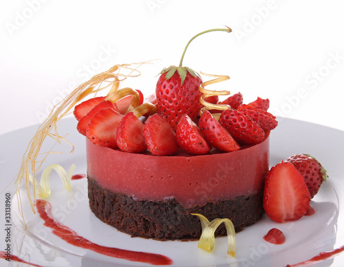 Photo: gateau au chocolat et mousse de fraise gateau au chocolat et mousse de fraise