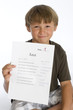 Foto: achtjähriger Junge hält Schularbeit (mr) achtjähriger Junge hält Schularbeit (mr)