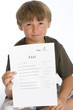 Foto: achtjähriger Junge hält Schularbeit (mr) achtjähriger Junge hält Schularbeit (mr)
