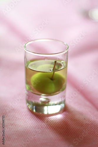 Photo: grappa alla mela sul tavolo grappa alla mela sul tavolo