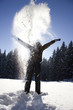 Frau hat spaß mit Schnee
