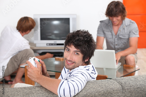 Foto: Guys playing computer games Guys playing computer games