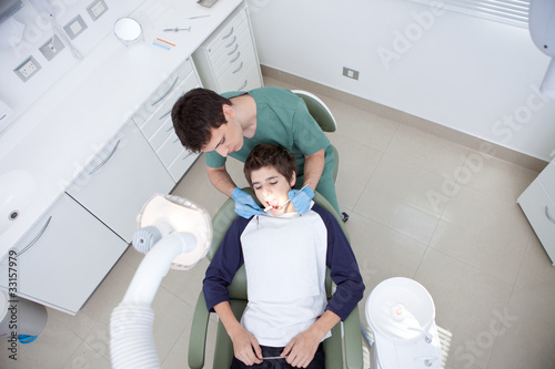Foto: Boy receiving dental treatment Boy receiving dental treatment