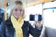 junge blonde frau mit smartphone im bus junge blonde frau mit smartphone im bus