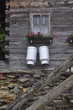 Milchkannen an einer Almhütte