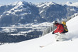 Skifahrer hoch über Kitzbühel